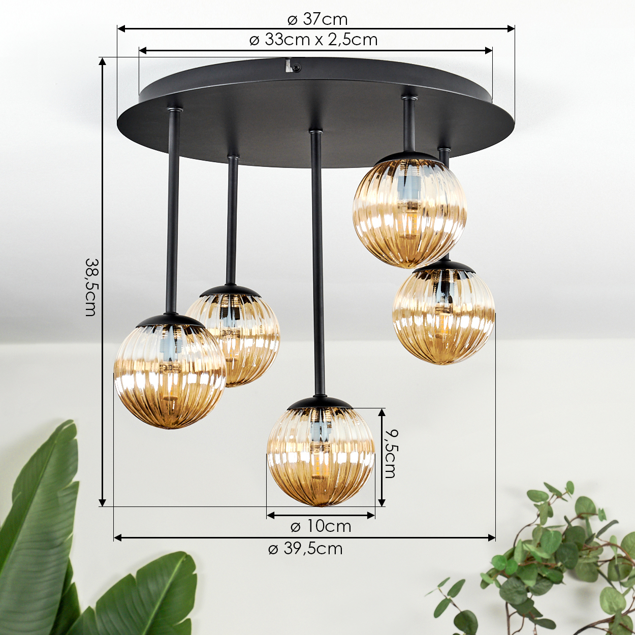 Eine moderne Deckenlampe mit fünf bernsteinfarbenen, kugelförmigen Glasschirmen, die von einer schwarzen runden Basis hängen.