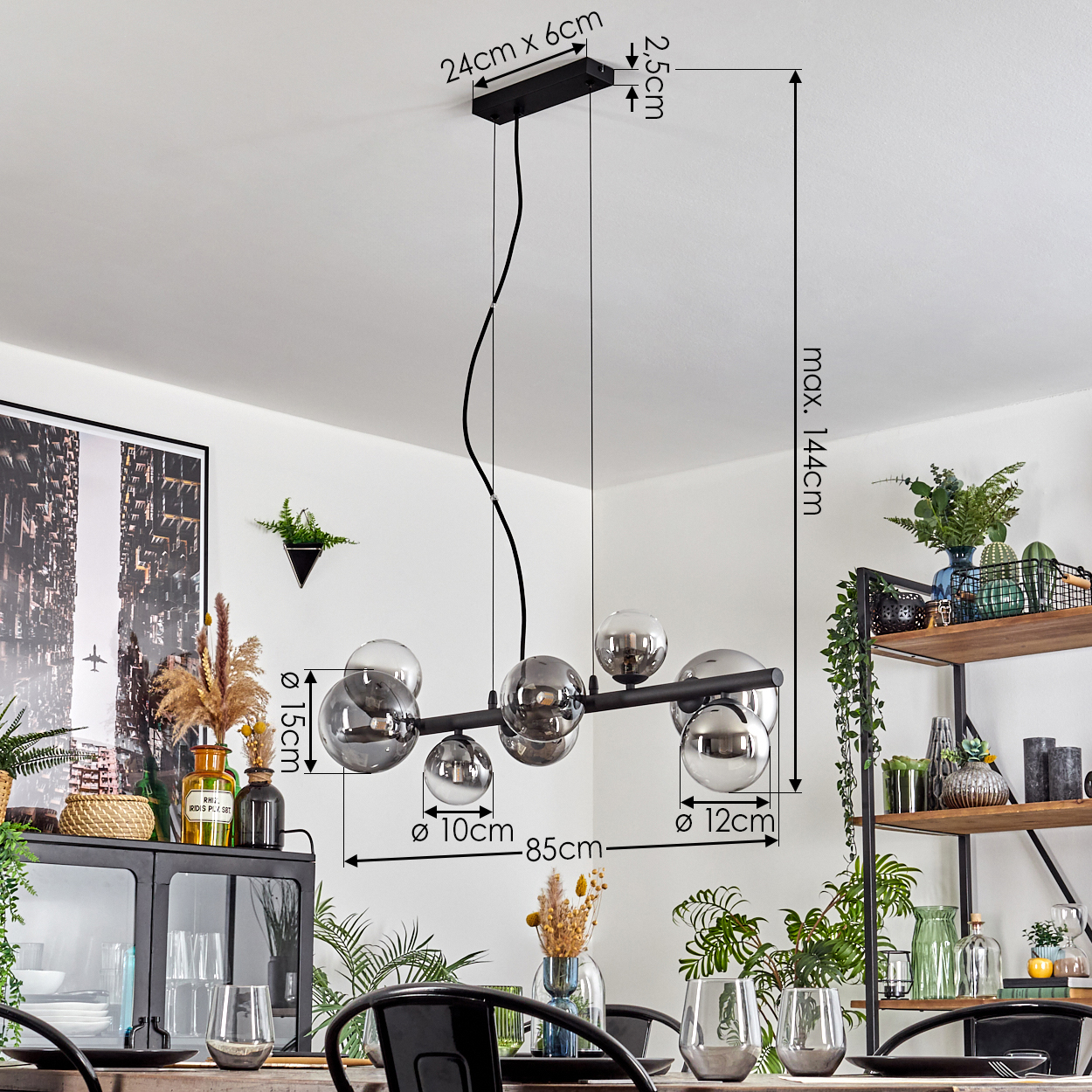 Ein modernes Esszimmer mit einem schwarzen Kronleuchter mit Glaskugeln. Maße sind angegeben. Die Einrichtung umfasst Pflanzen und ein Stadtbildgemälde.