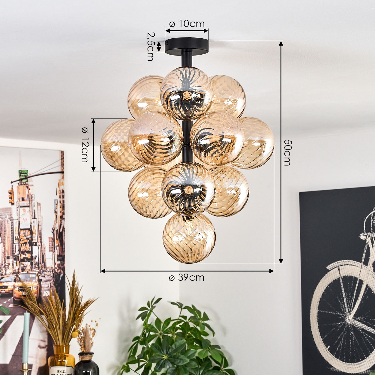 Moderne Deckenlampe mit mehreren kugelförmigen, bernsteinfarbenen Glasschirmen, schwarzer Hardware und angegebenen Abmessungen.