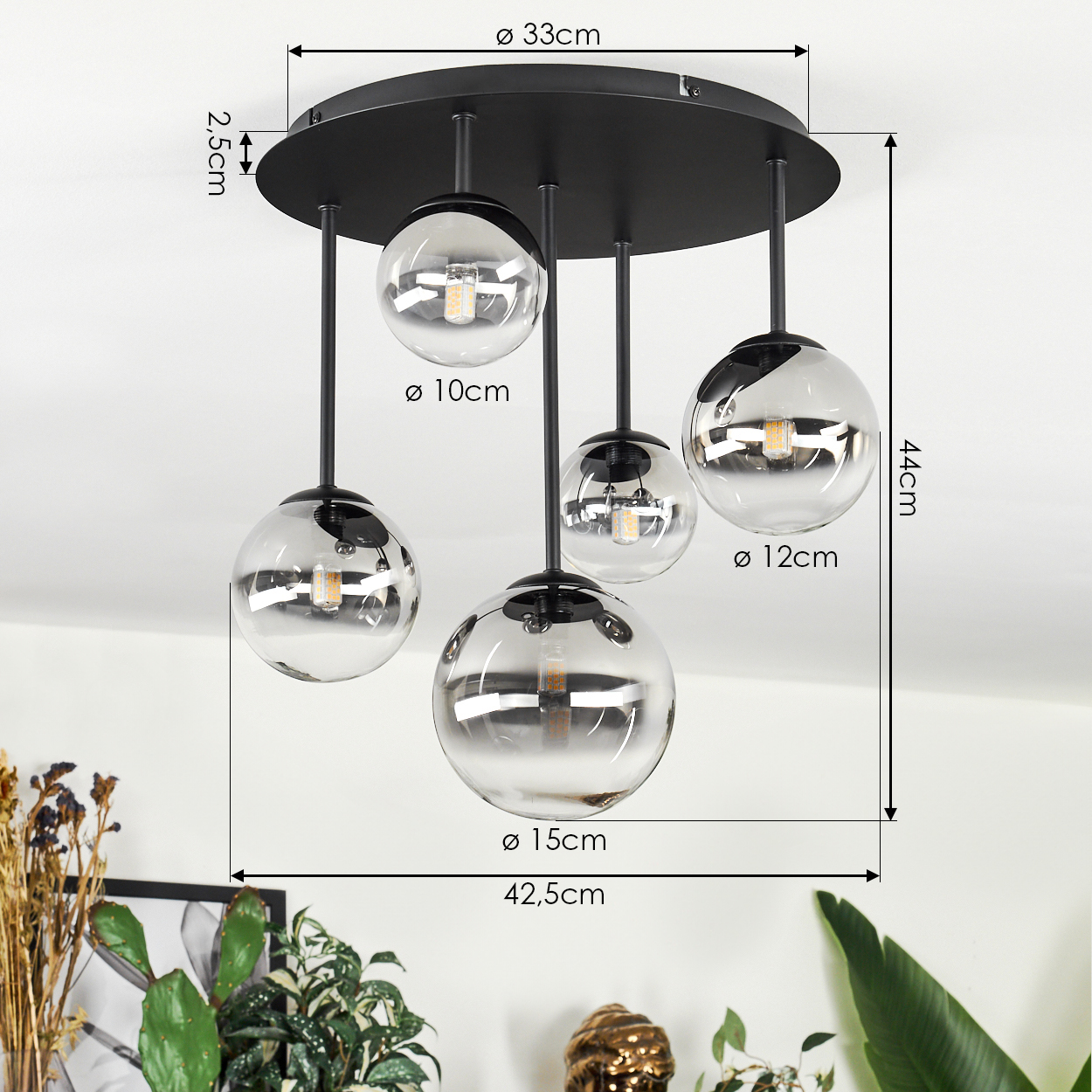 Moderne Deckenlampe mit fünf Glaskugeln, schwarze Halterung. Abmessungen sind beschriftet: 33cm, 10cm, 12cm, 15cm, 42,5cm, 44cm und 2,5cm.