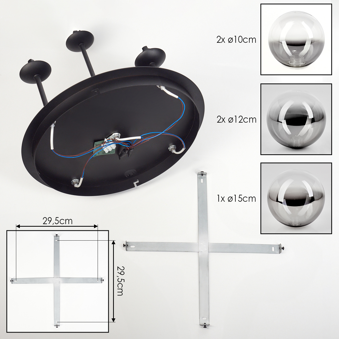 Eine zerlegte schwarze Deckenlampe mit drei Lichtern, drei Glaskugeln und Befestigungsmaterial auf weißem Untergrund.