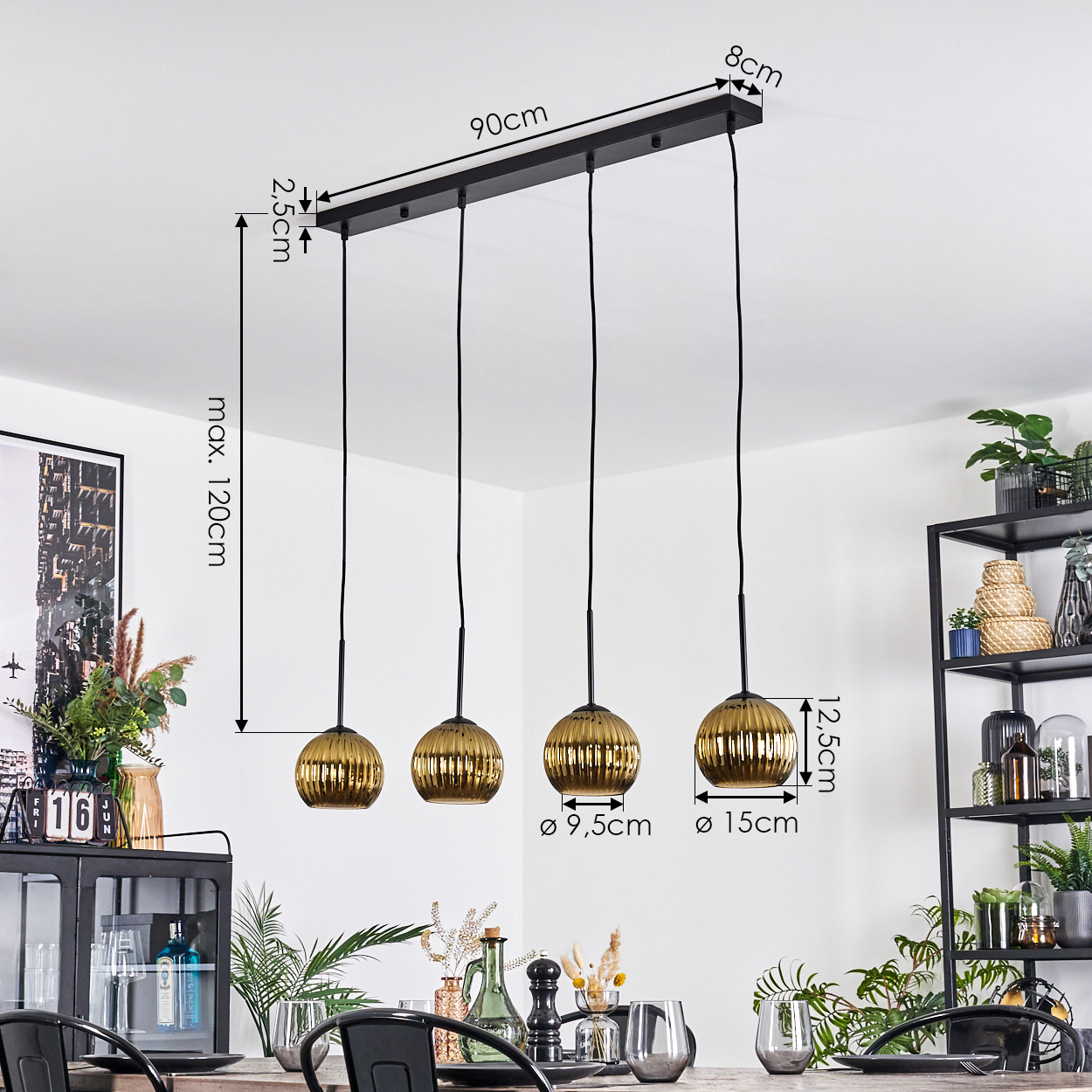 Ein Esszimmer mit einem schwarzen Metallkronleuchter und goldenen Pendelleuchten. Ein Tisch ist gedeckt mit Gläsern und Dekoration sowie einem Regal.