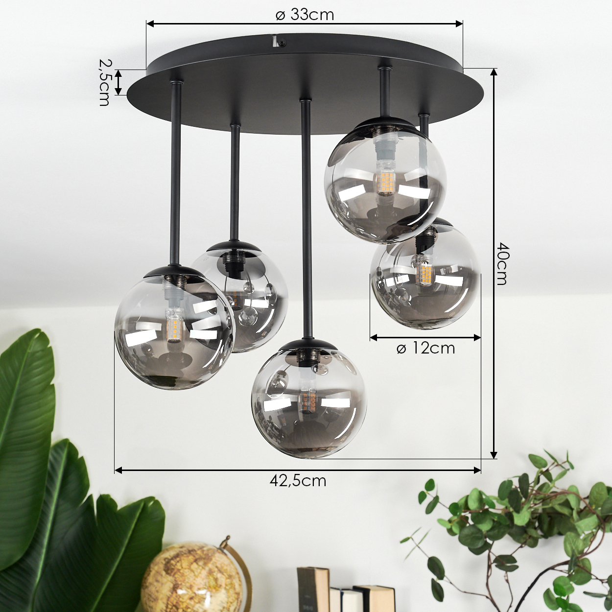 Eine moderne Deckenlampe mit fünf rauchigen Glaskugeln. Die schwarze Basis ist rund. Die Abmessungen sind auf dem Bild angegeben.