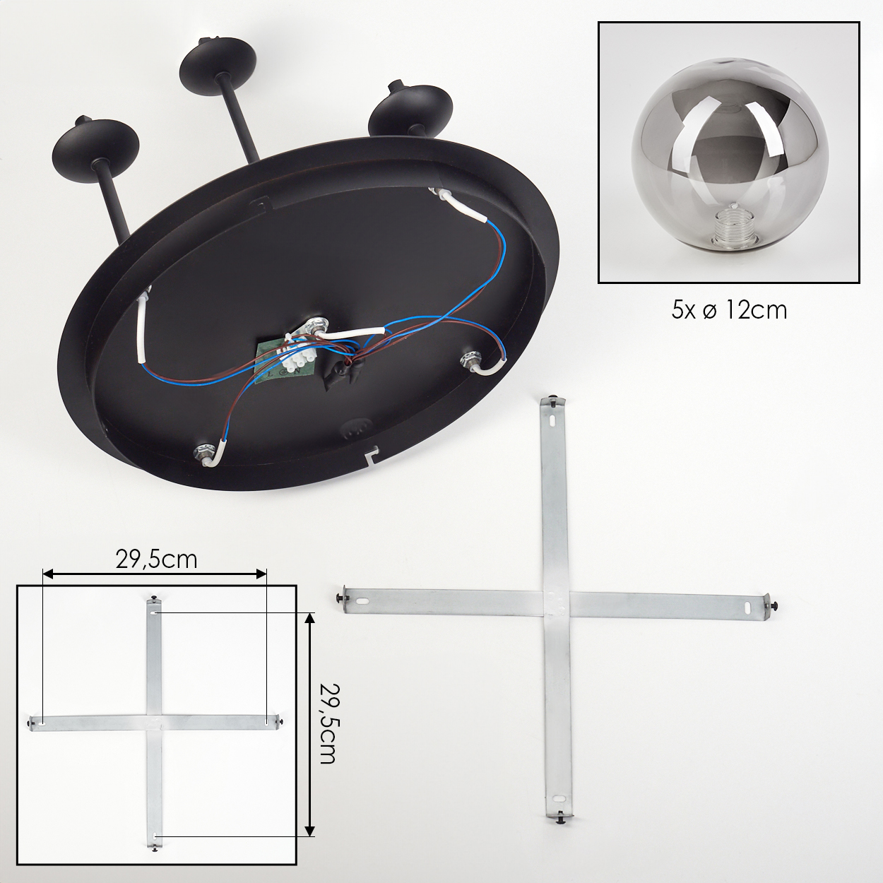 Zerlegte Deckenlampe mit schwarzem Sockel, drei Armen, Glaskugel und Montagematerial auf weißem Hintergrund.