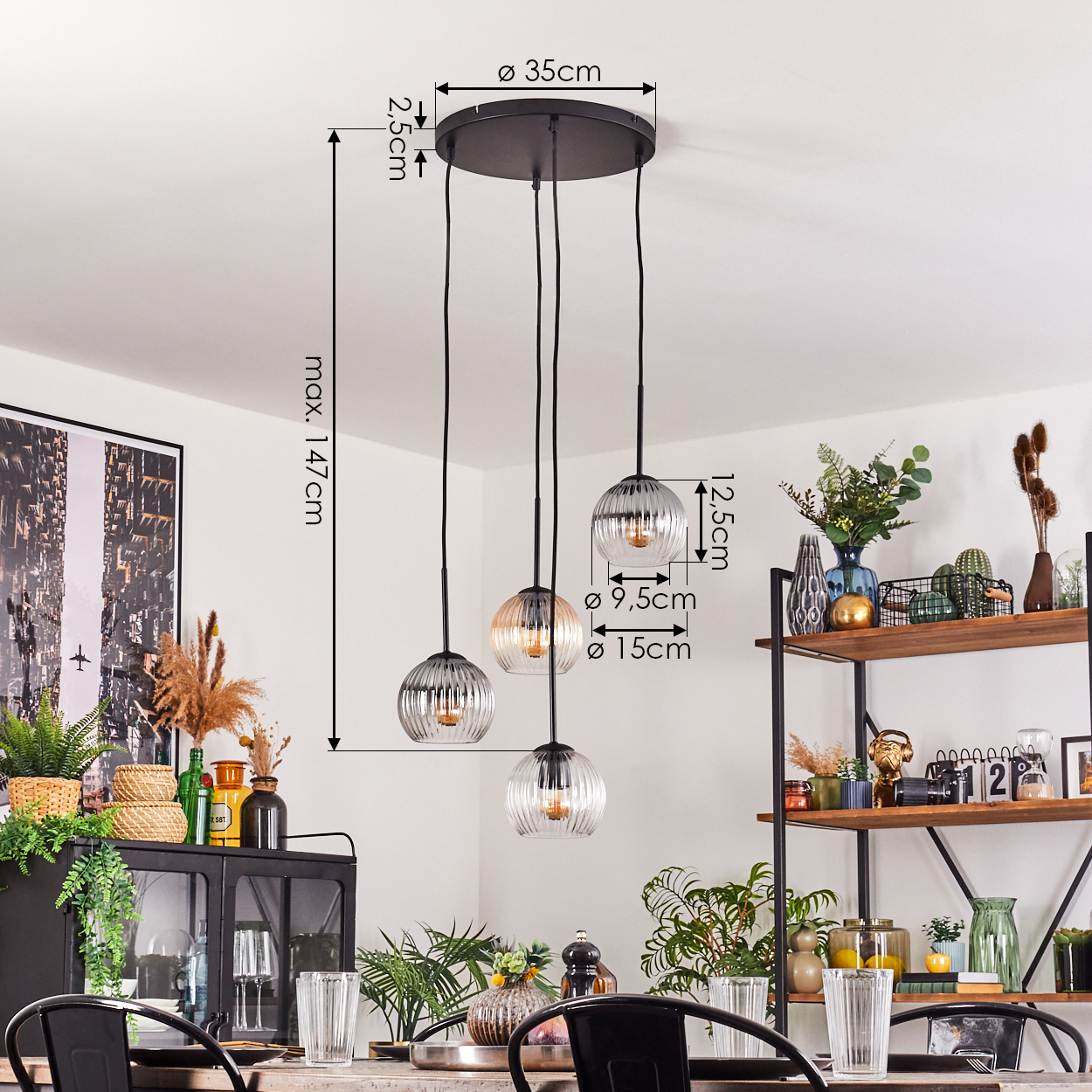 Ein modernes Esszimmer mit einer schwarzen Pendelleuchte, Maße angegeben. Ein Tisch mit Pflanzen und ein Regal mit Dekorationen im Hintergrund.