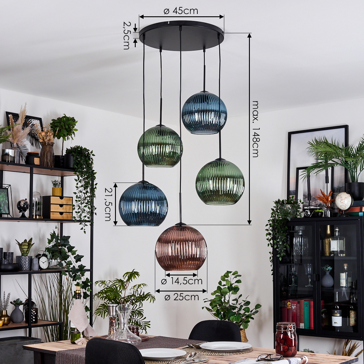 Ein Esszimmer mit einem Kronleuchter aus Glaskugelleuchten. Der Tisch ist mit Tellern und Gläsern gedeckt. Pflanzen und Dekoration sind ebenfalls vorhanden.