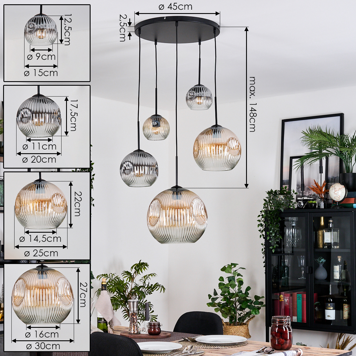 Eine Pendelleuchte mit fünf Glaskugeln unterschiedlicher Größe hängt über einem für ein Essen gedeckten Esstisch. Im Hintergrund sind Schrank und Pflanzen zu sehen.
