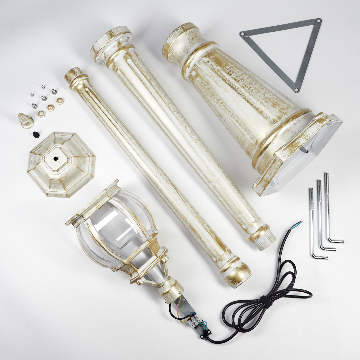 Zerlegte Teile einer Außenlampe auf weißem Hintergrund. Enthält Säulen, Lampenkopf, Sockel, Schrauben und Verkabelung.