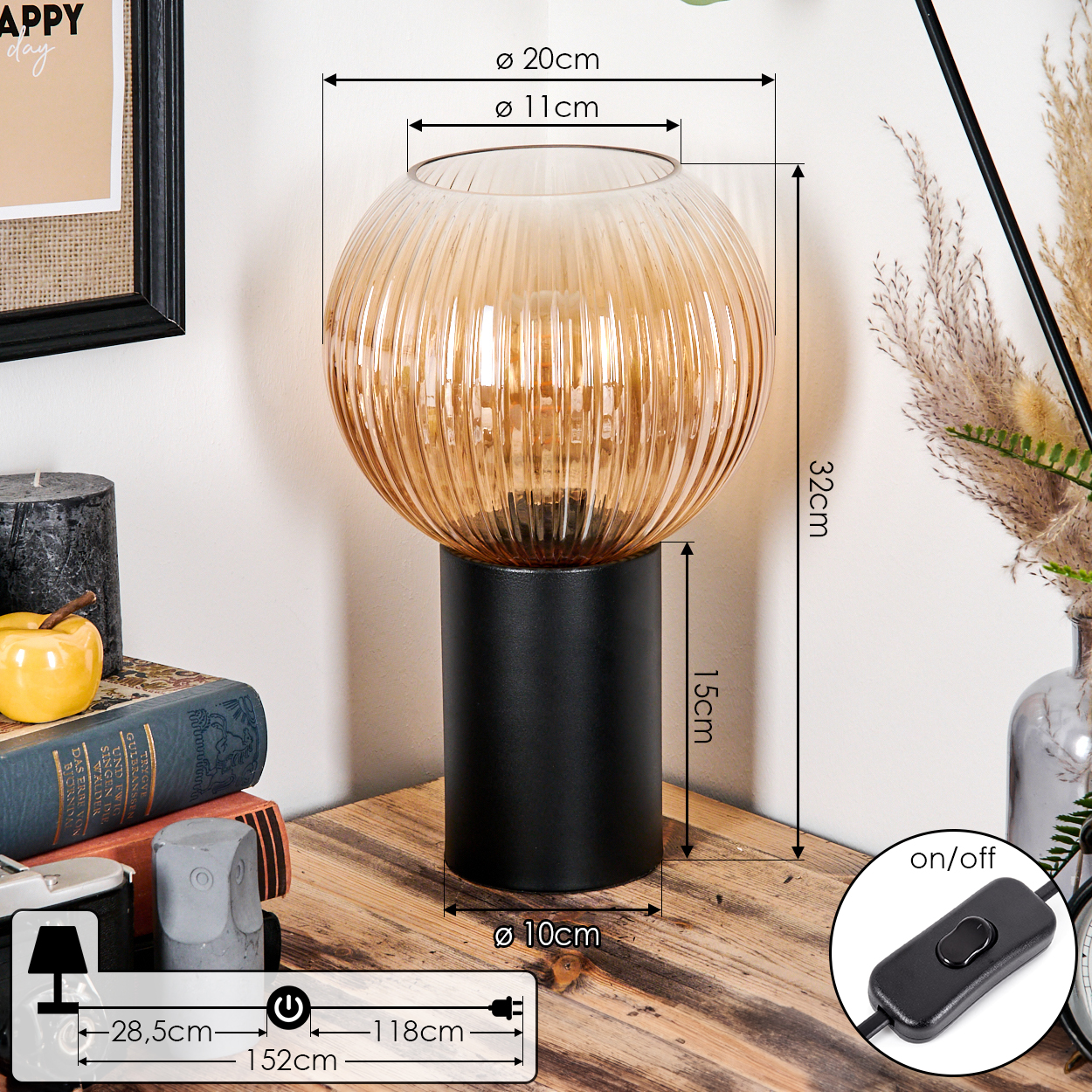 Eine dekorative Lampe mit geriffeltem, bernsteinfarbenem Glasschirm steht auf einem schwarzen, zylindrischen Sockel. Maße und Details sind angezeigt.