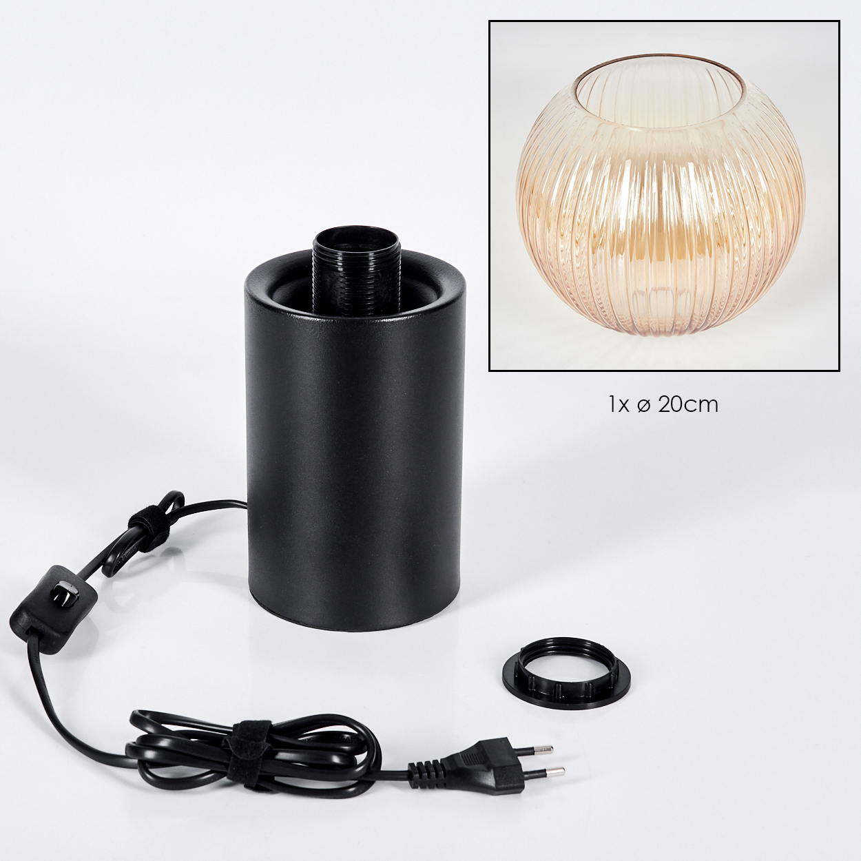 Schwarzer zylindrischer Lampensockel mit Netzkabel, Stecker und einem abgenommenen Ring. Enthält einen Glasschirm in der Ecke.