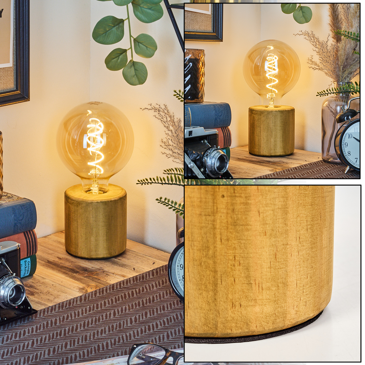 Eine beleuchtete Glühbirnenlampe auf einem Holzsockel steht auf einem Tisch. Bücher, eine Kamera und eine Uhr sind in der Nähe.