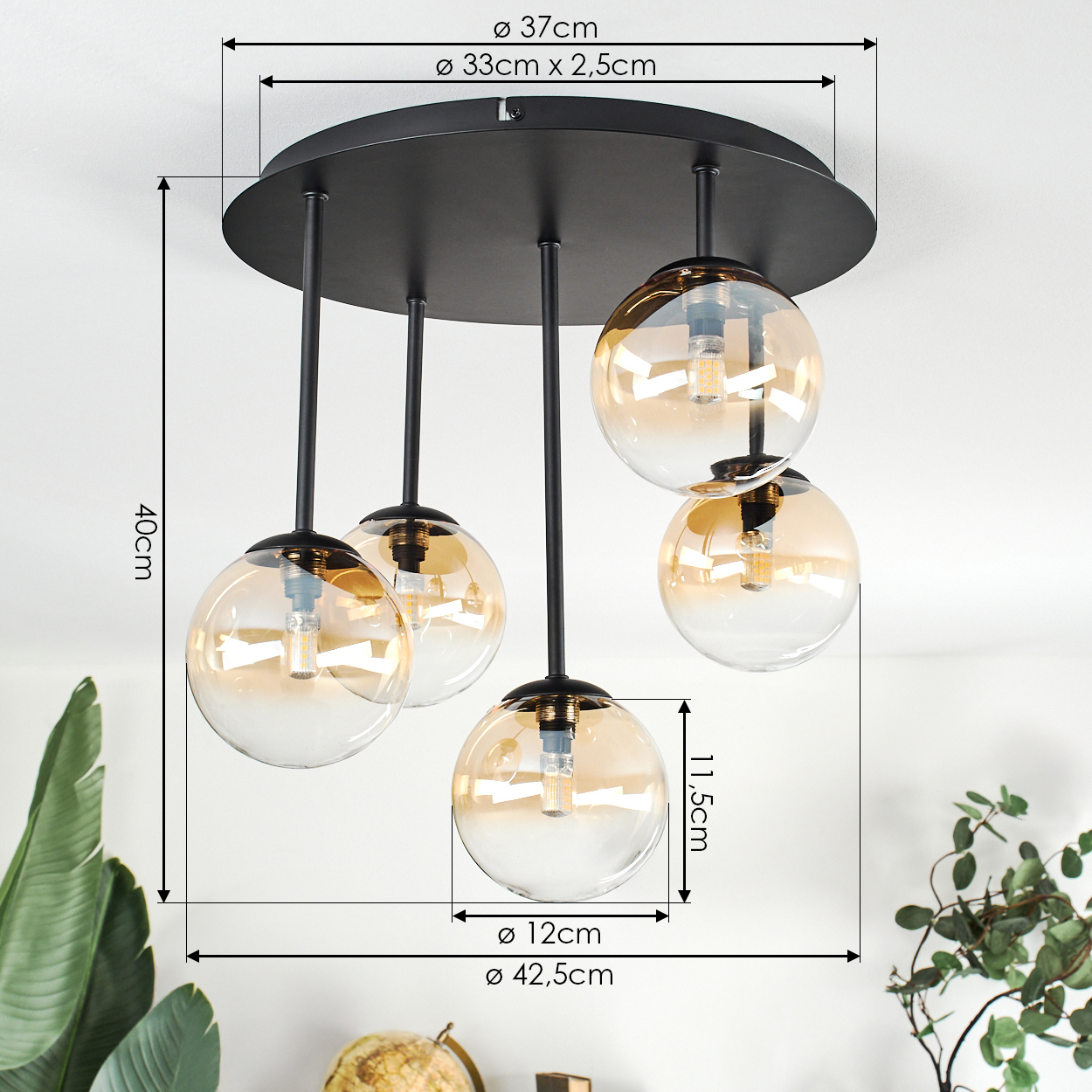 Eine moderne Deckenlampe mit fünf kugelförmigen Glasschirmen, schwarzem Rahmen und im Bild angegebenen Abmessungen.