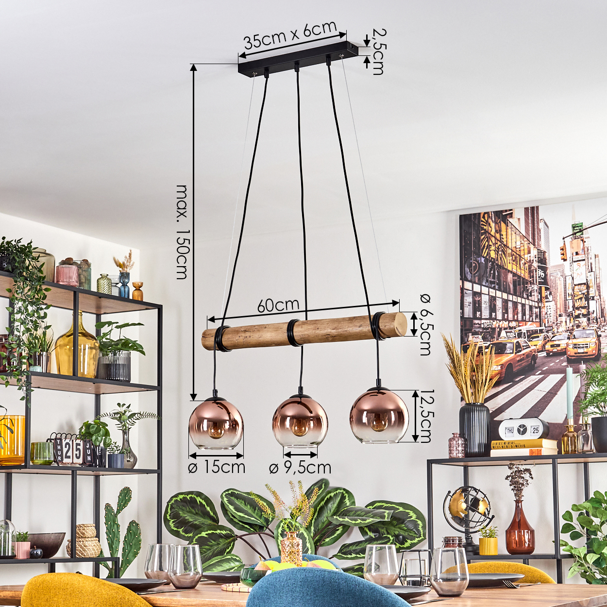 Ein modernes Esszimmer mit einem Holzbalken-Kronleuchter. Kupferfarbene Lampen hängen herunter. Ein großes Bild und Regale mit Pflanzen im Hintergrund.