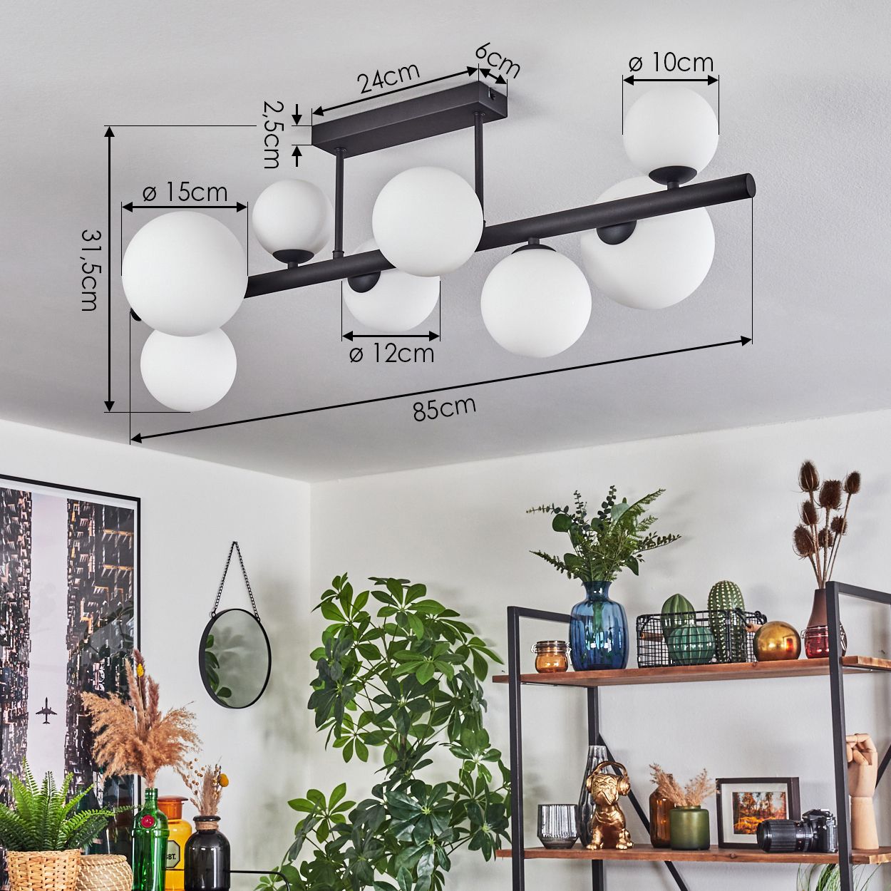 Eine moderne Deckenlampe mit weißen Kugeln wird gezeigt. Sie ist in einem Raum mit Pflanzen, Regalen und einem Spiegel an der Wand installiert.