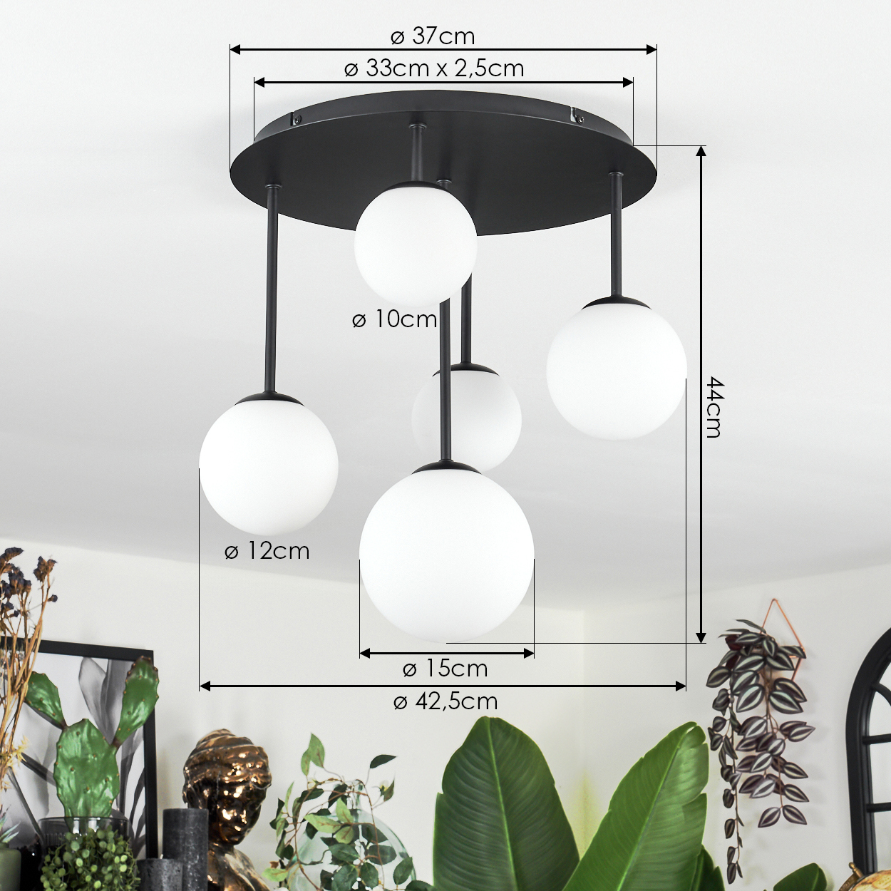 Eine moderne schwarze Deckenlampe mit fünf weißen Glaskugelleuchten. Abmessungen und Maße sind auf dem Bild angegeben.