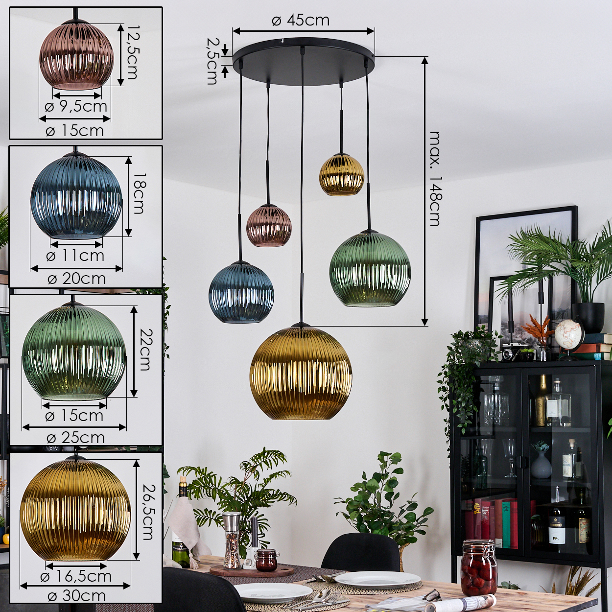 Ein Esszimmer mit hängenden Glaslampen in verschiedenen Farben und Größen. Ein Tisch ist gedeckt, Pflanzen und ein Schrank im Hintergrund.