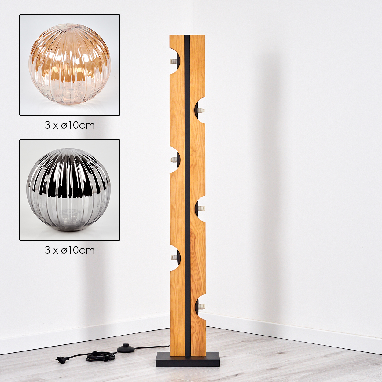 Eine moderne Stehlampe mit Holzrahmen und kugelförmigen Lichtern. Zwei dekorative Glaskugeln sind ebenfalls vorhanden.