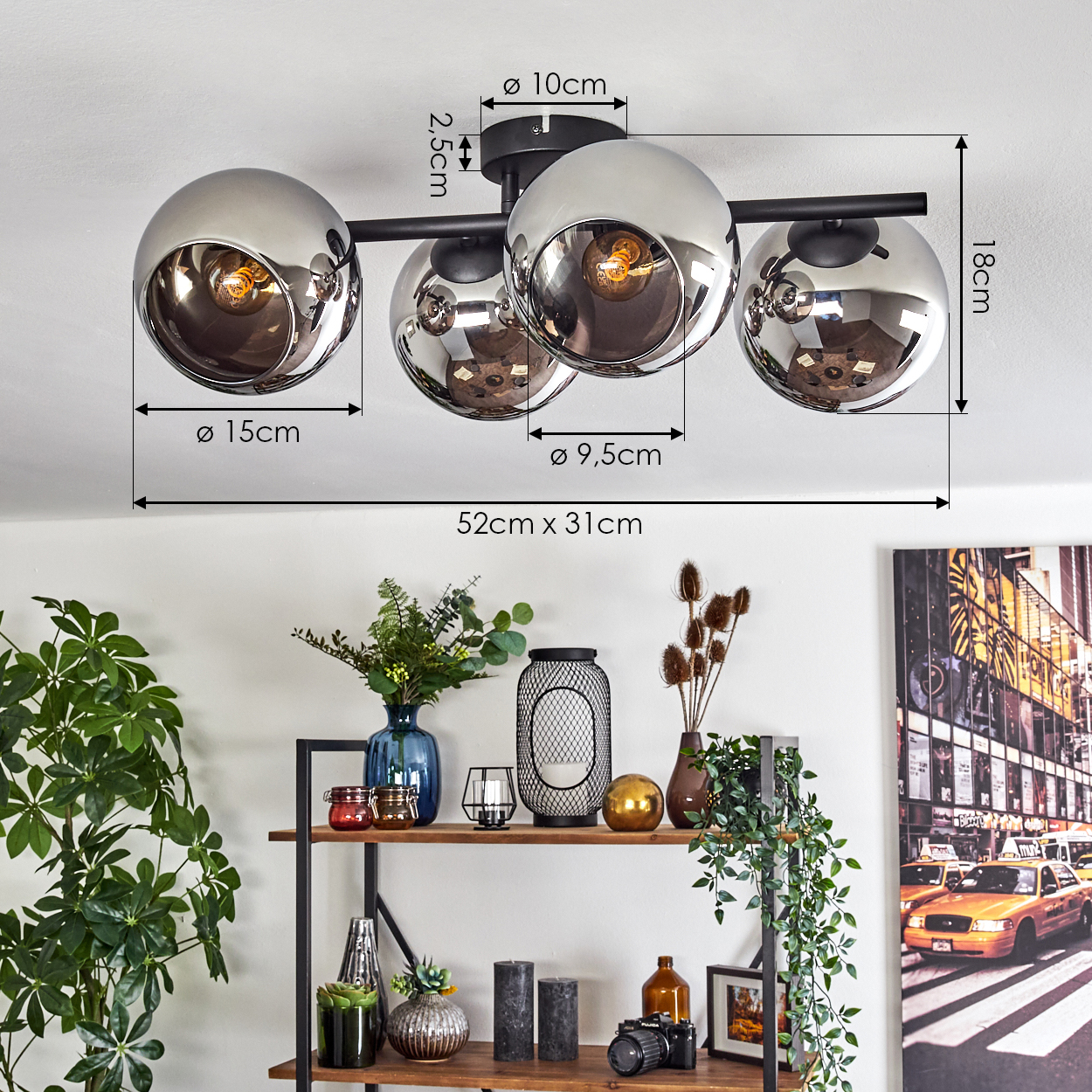 Eine moderne Deckenlampe mit vier silbernen Kugeln. Darunter ein Holzregal mit Dekorationsartikeln und einem NYC-Foto.