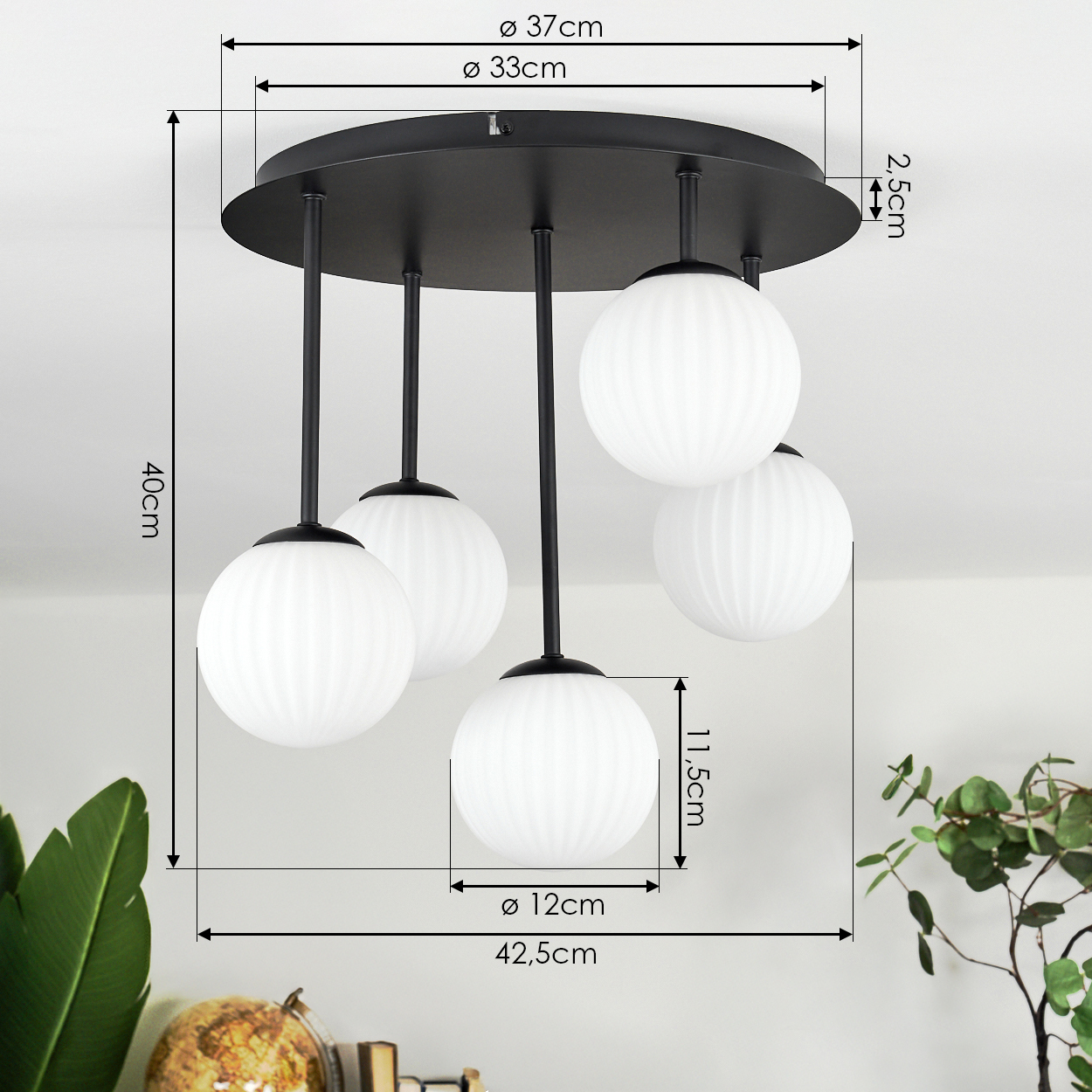 Eine schwarze Deckenleuchte mit fünf weißen Kugellampen. Abmessungen sind beschriftet: 37cm, 33cm, 2,5cm, 40cm, 12cm, 11,5cm und 42,5cm.