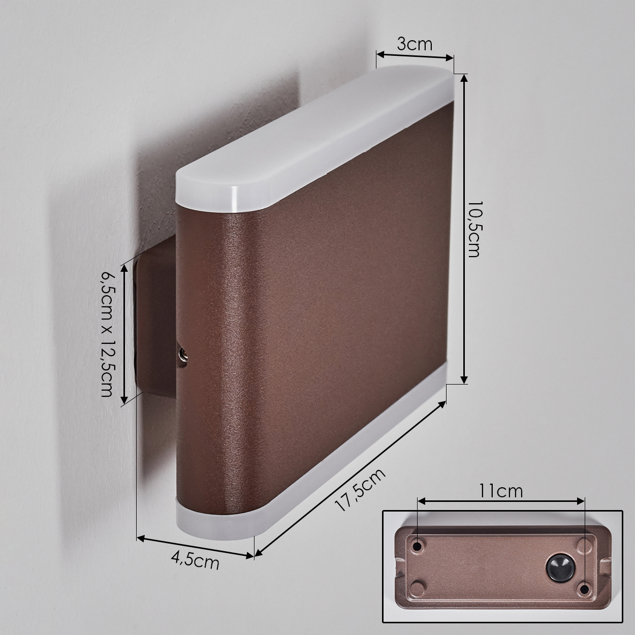 Eine braune und weiße Wandleuchte mit Abmessungen. Sie ist an einer weißen Wand montiert. Eine Nahaufnahme zeigt die Basis der Lampe.