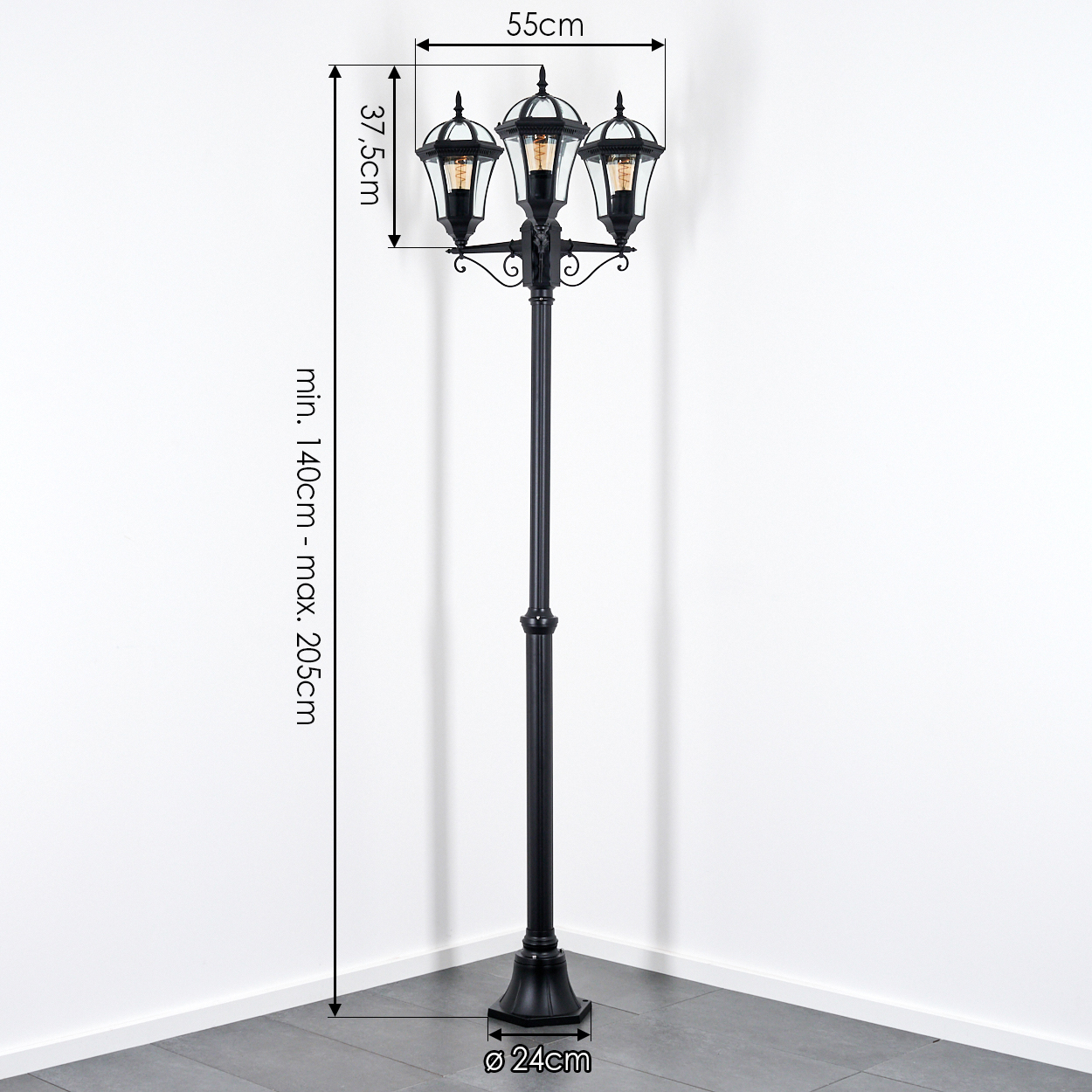 Schwarze Außenlaterne mit drei Lichtern. Abmessungen: 55 cm breit, 37,5 cm hoch und 140-205 cm hoch. Der Sockel ist 24 cm.