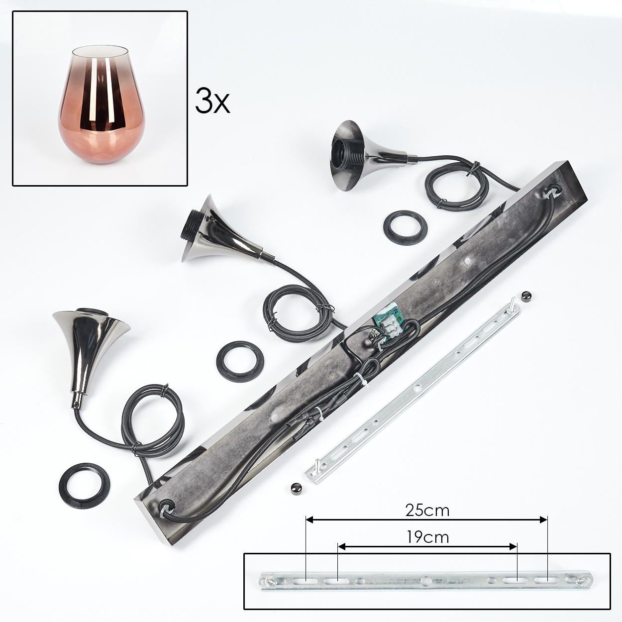 Zerlegte Lampenteile auf weißem Hintergrund: Schirme, Drähte, Ringe, eine Metallstange mit Maßen und ein Glasschirm.
