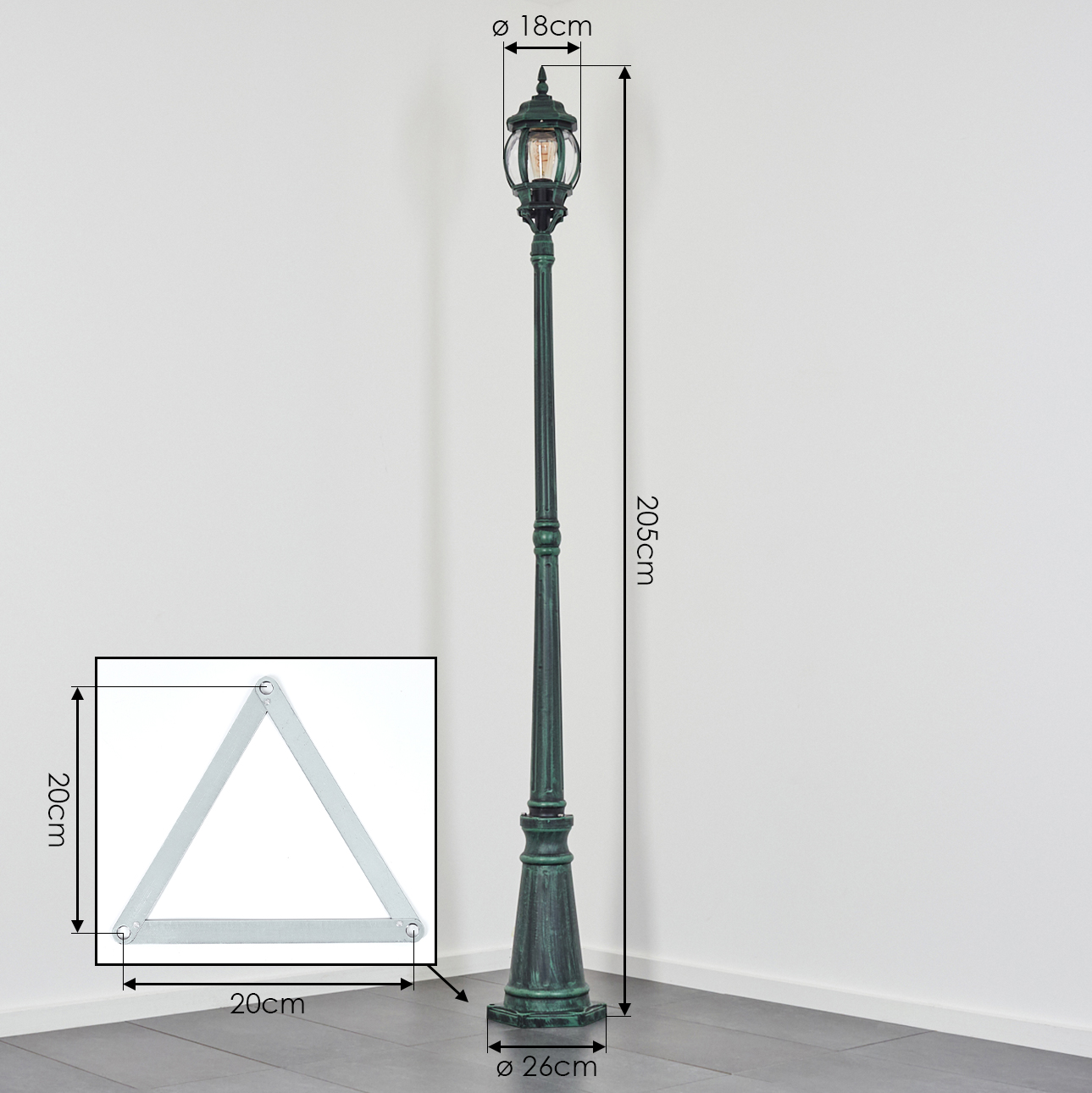 Eine grüne Straßenlaterne mit Abmessungen. Ein dreieckiger Metallrahmen ist abgebildet. Die Lampe ist 205 cm hoch, mit einem 18 cm Lampenkopf.