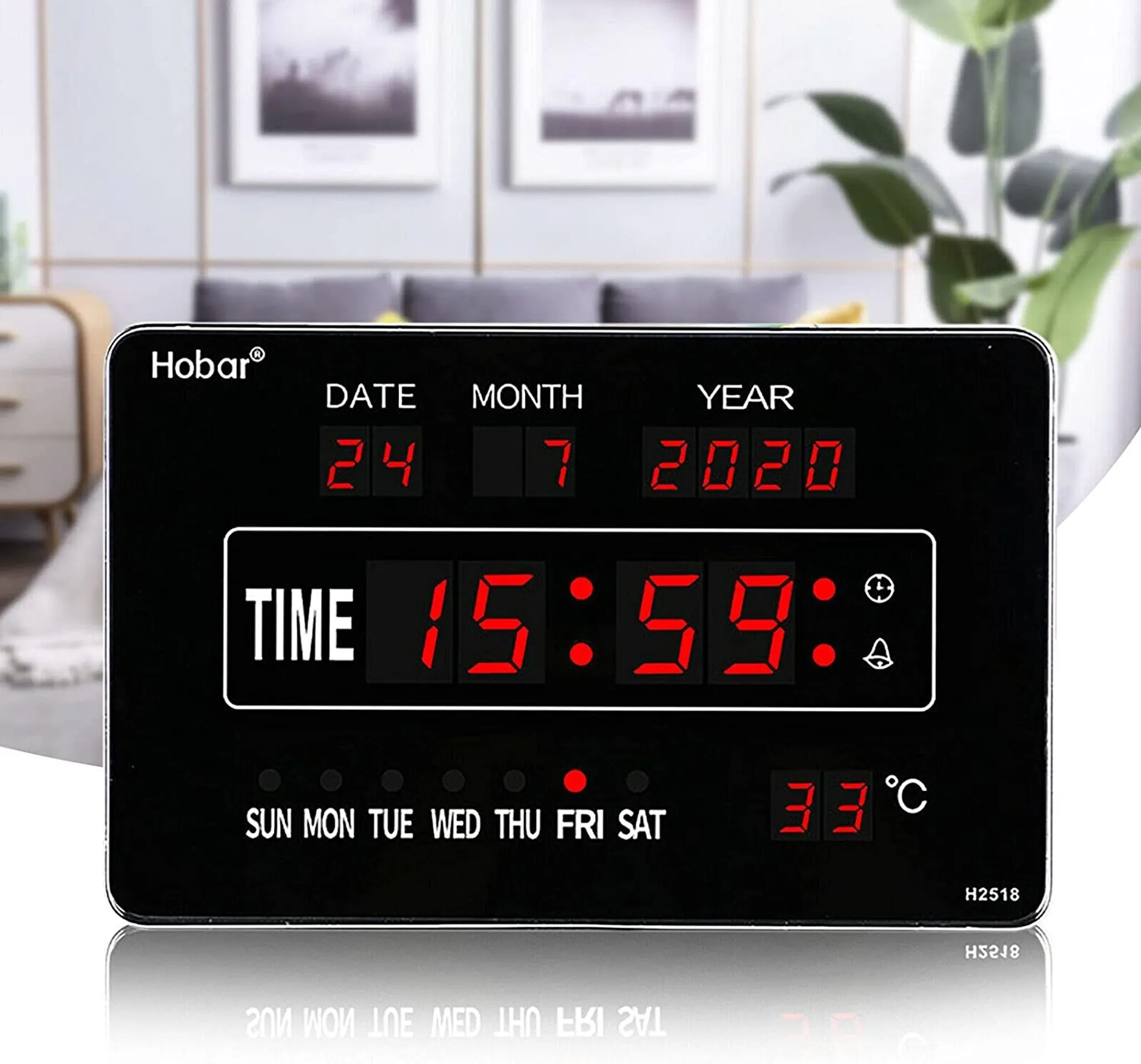 Schwarze Digitaluhr mit Datum, Uhrzeit und Temperatur. Das Datum ist 24.07.2020, die Uhrzeit 15:59 und die Temperatur 33°C.