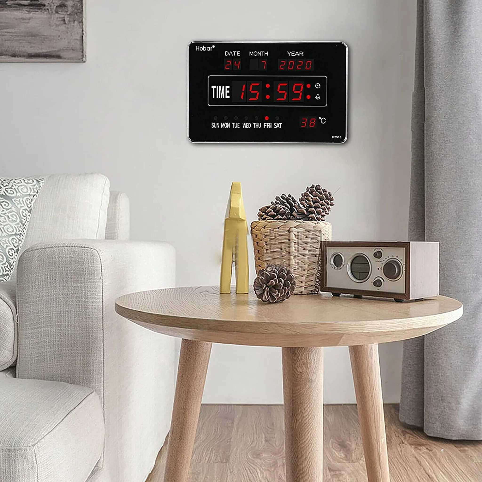 Wohnzimmerszene mit Digitaluhr, Holztisch, Sofa. Die Uhr zeigt Uhrzeit, Datum und Temperatur an.