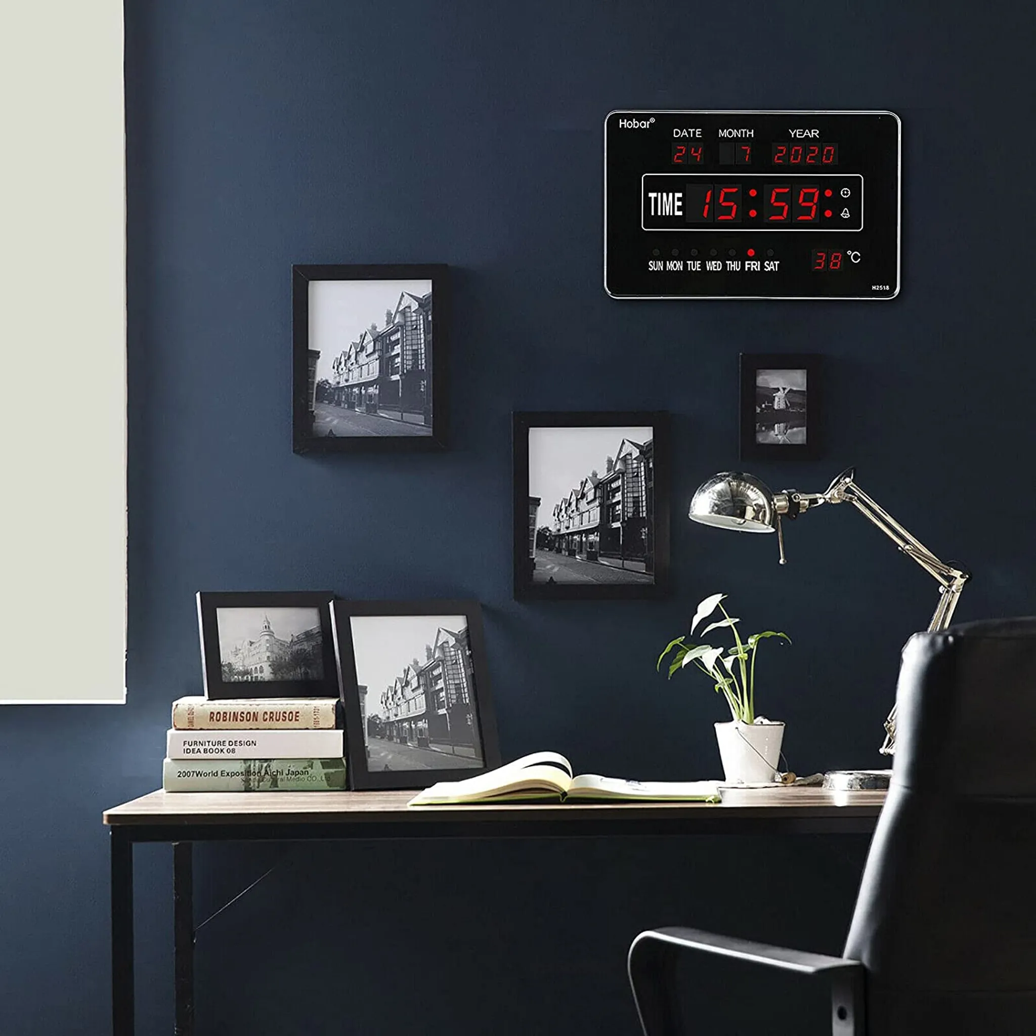 Ein Raum mit blauer Wand, Uhr, Fotos, Büchern, Schreibtischlampe und Pflanze.