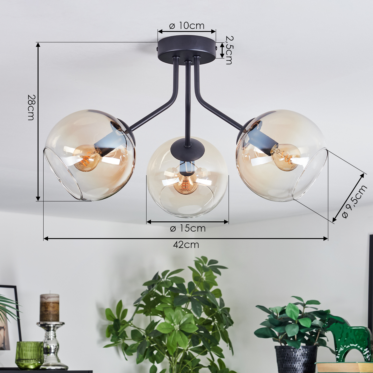 Eine moderne Deckenlampe mit drei kugelförmigen Schirmen. Jede Lampe hat eine Glühbirne. Abmessungen sind angezeigt.