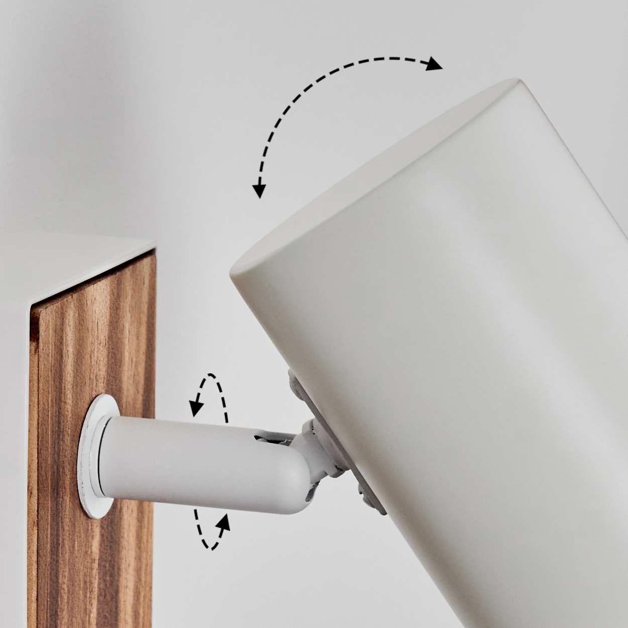 Verstellbare weiße Lampe. Der Lampenkopf ist geneigt. Sie ist auf einer Holzoberfläche montiert.