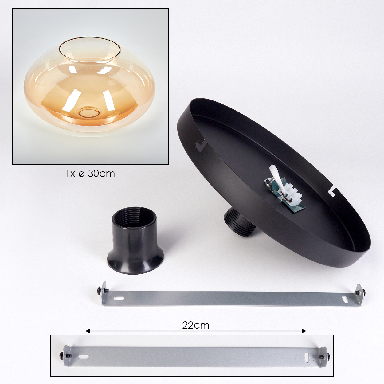 Komponenten einer Deckenleuchte: schwarzer Sockel, Glasschirm, Lampenfassung und ein 22 cm langer Metallstreifen. Das Glas hat 30 cm Durchmesser.