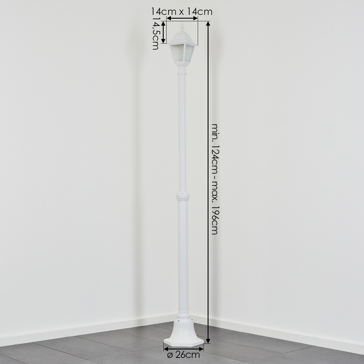 Eine weiße Straßenlaterne steht vor einer weißen Wand. Abmessungen sind beschriftet: 14x14cm, 14,5cm und Höhe von 124cm bis 196cm, Basisdurchmesser 26cm.