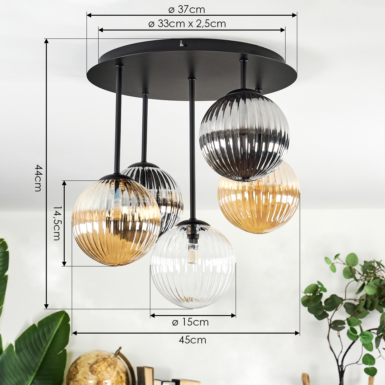 Eine moderne Deckenlampe mit fünf Glaskugeln, schwarzen Stäben und einem schwarzen kreisförmigen Sockel. Abmessungen sind angegeben.