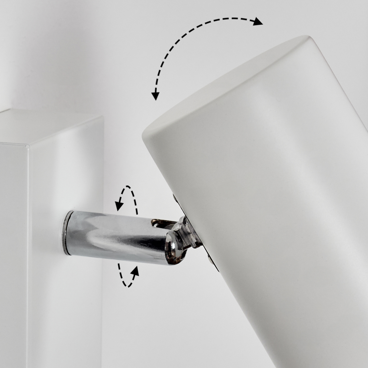 Weiße Wandleuchte mit zylindrischem Kopf. Chromarm an der Wand befestigt. Pfeile zeigen die verstellbare Bewegung an.