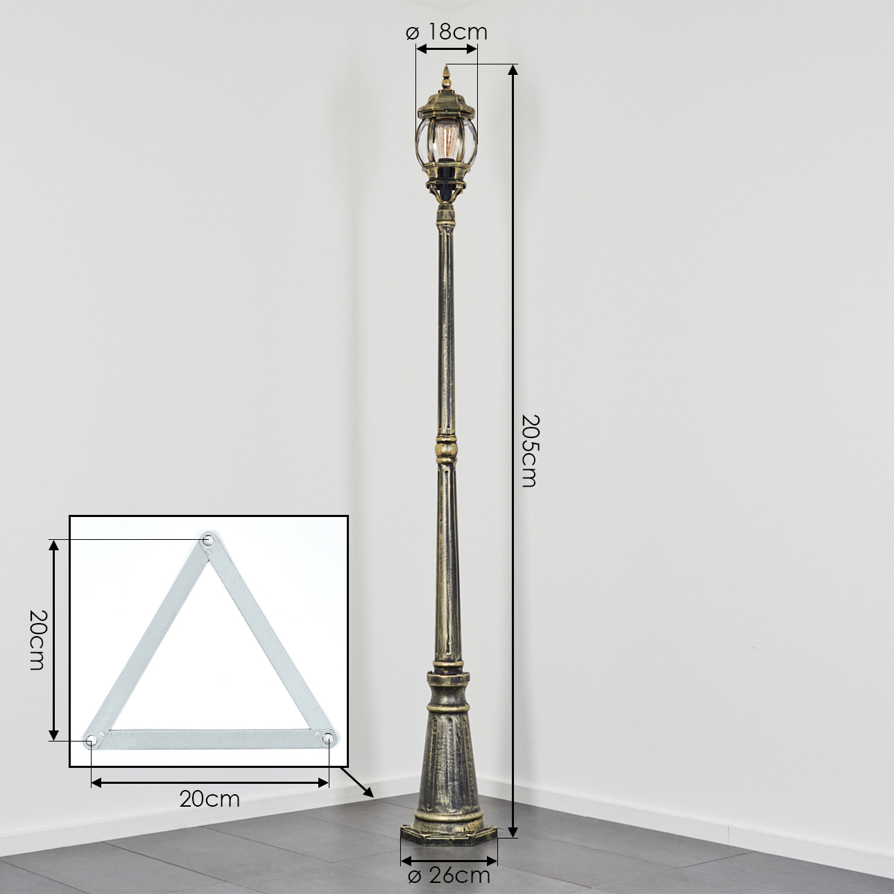 Eine antike Straßenlaterne steht hoch. Sie hat eine dreieckige Metallstütze. Abmessungen sind angegeben: Höhe 205cm, Durchmesser 18cm, Basis 26cm.