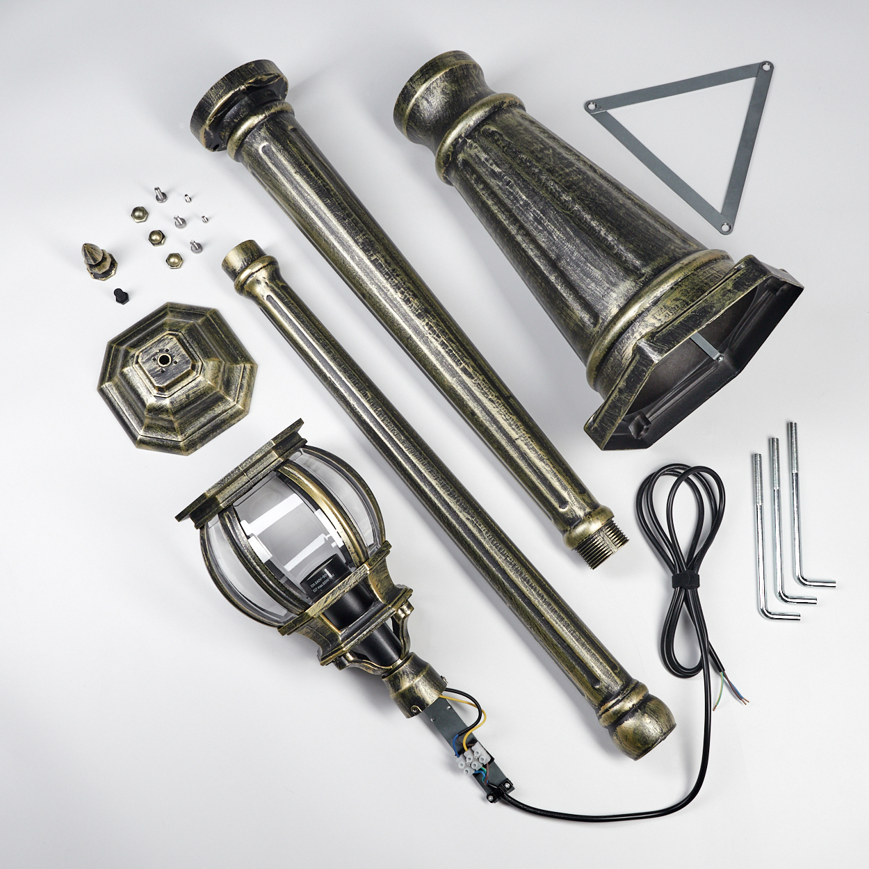 Zerlegte Teile einer Außenlampe auf weißem Untergrund. Enthält Pfosten, Lampenkopf, Sockel, Schrauben und Werkzeuge.