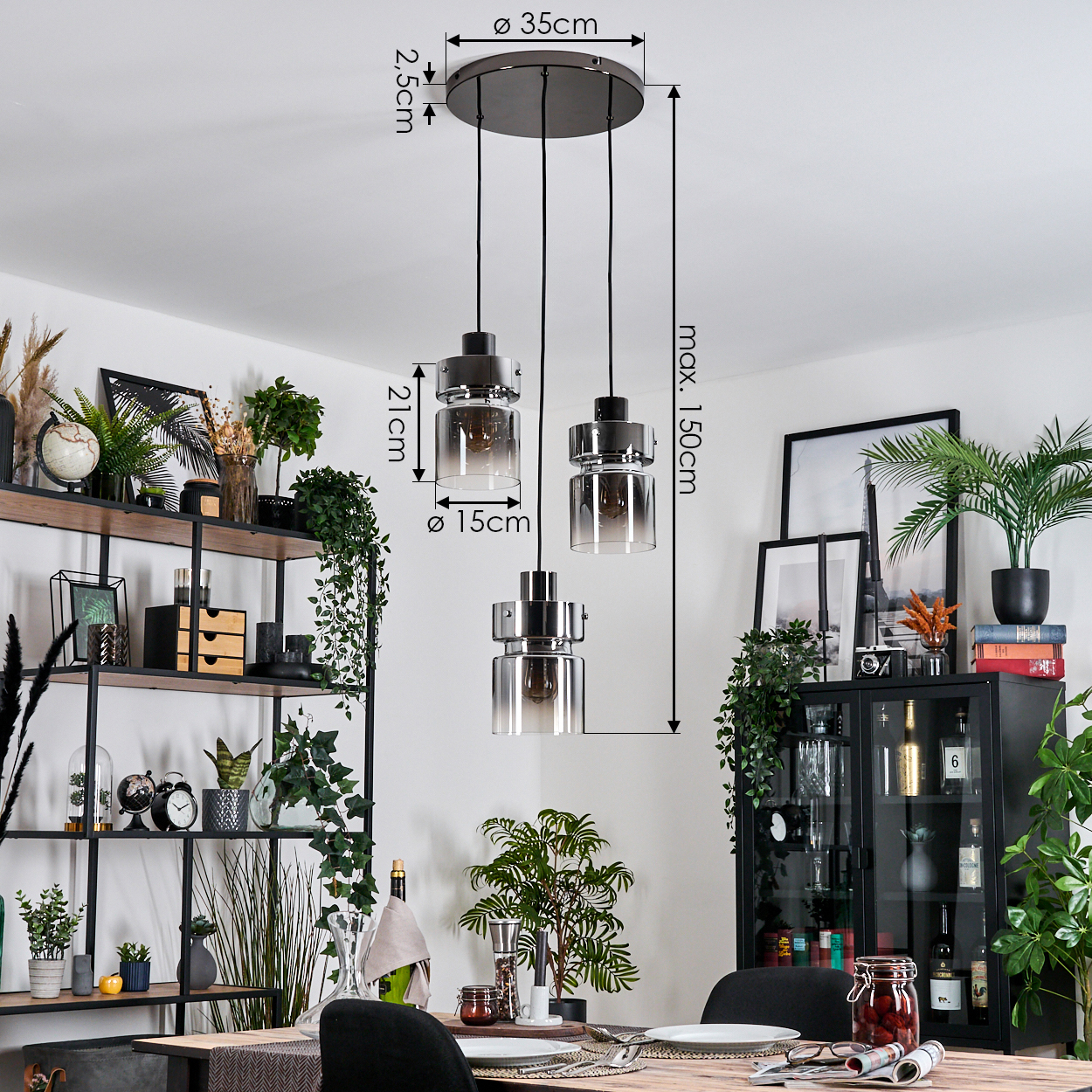 Ein modernes Esszimmer mit Hängelampe, gedecktem Tisch, schwarzem Schrank und Regal mit Dekorationen.