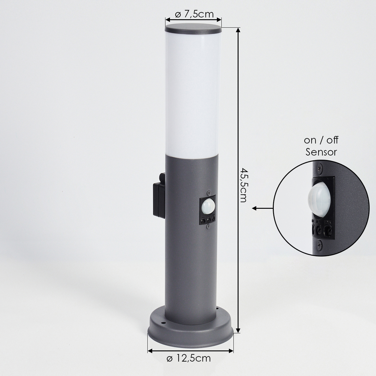 Graue zylindrische Außenlampe mit weißem Oberteil und Sensor. Abmessungen: Höhe 45,5 cm, oben 7,5 cm, unten 12,5 cm.