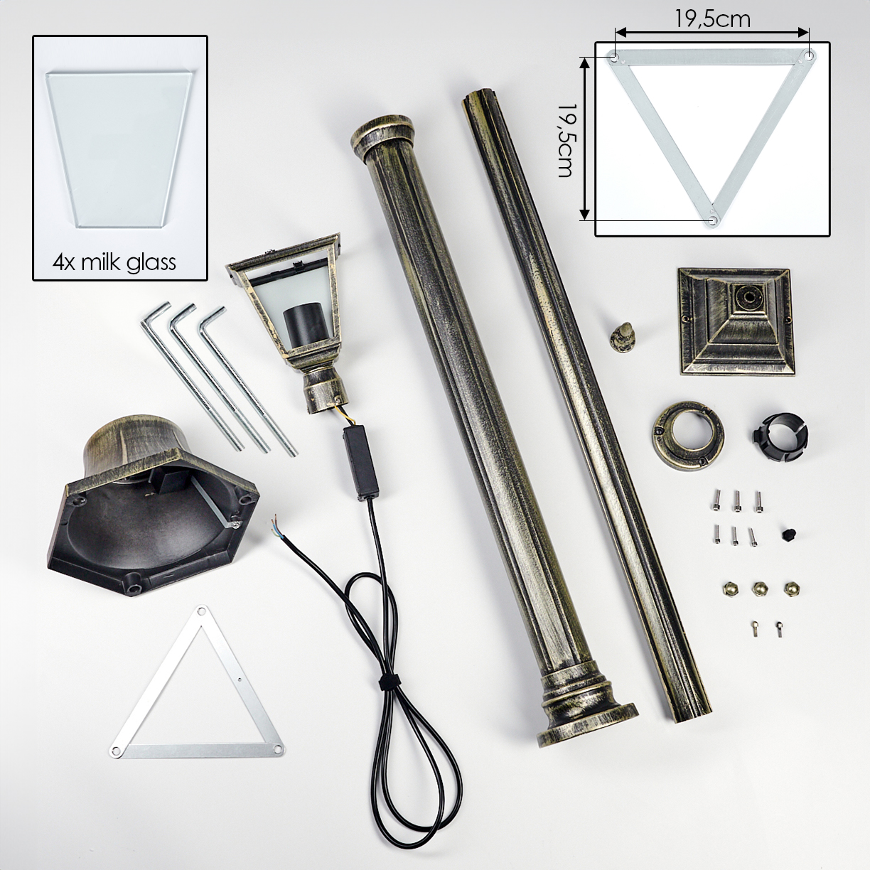 Zerlegte Teile einer antiken Lampe auf weißem Hintergrund: Glas, Stangen, Sockel, Schrauben und ein Lampenkopf.
