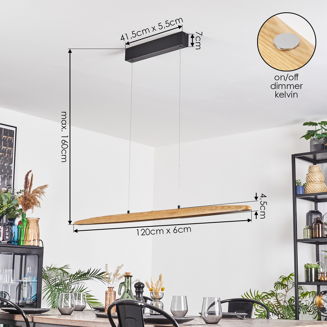Eine moderne Holz-Pendelleuchte hängt über einer Tischdekoration. Abmessungen sind angegeben. Pflanzen und Dekorationen sind im Hintergrund.