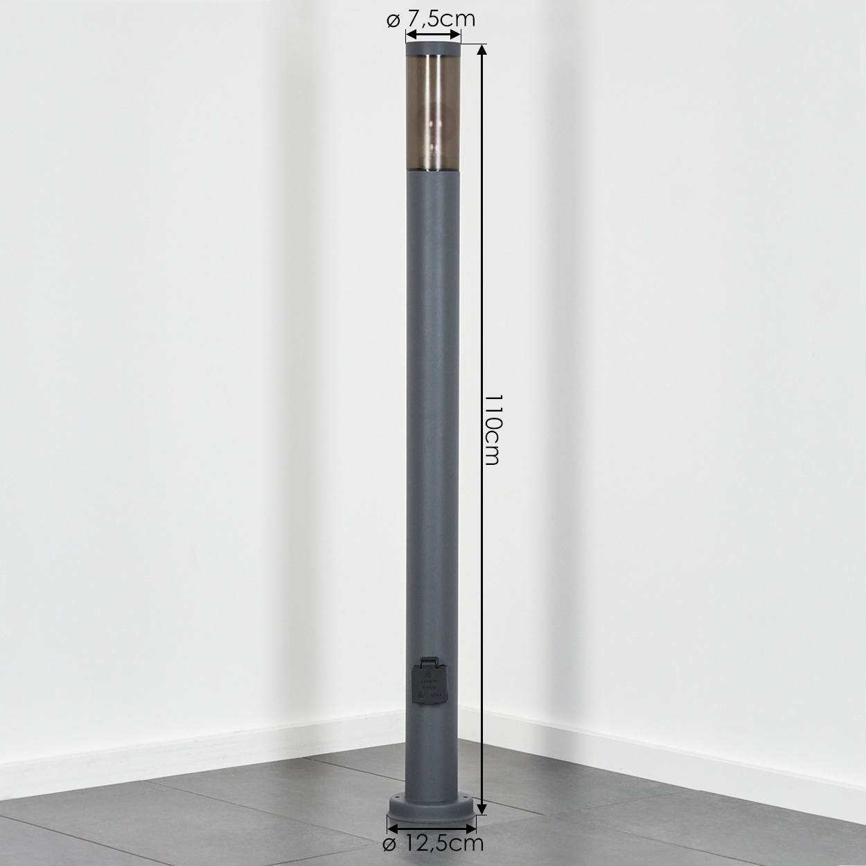 Eine graue Außenlampenpfahl mit brauner Spitze. Der Pfahl ist 110 cm hoch, mit einem Durchmesser von 12,5 cm und einem Durchmesser von 7,5 cm.