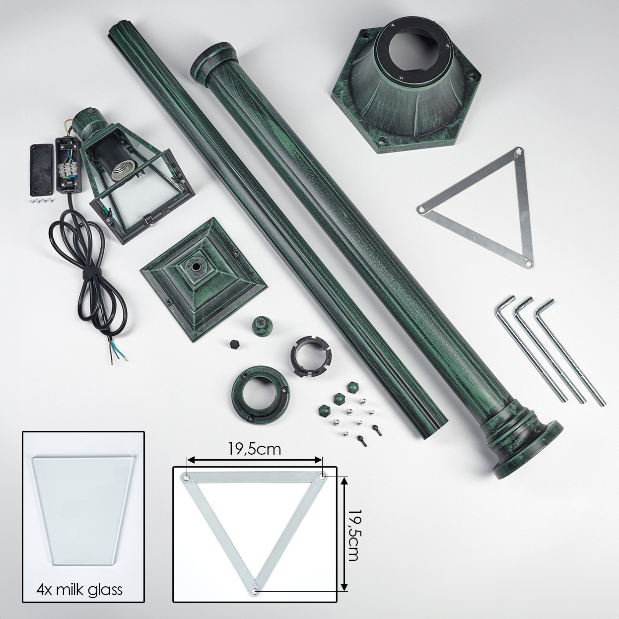 Zerlegte grüne Lampenpfosten-Teile: Stangen, Sockel, Lampe, Glasscheiben und Schrauben auf weißem Untergrund.