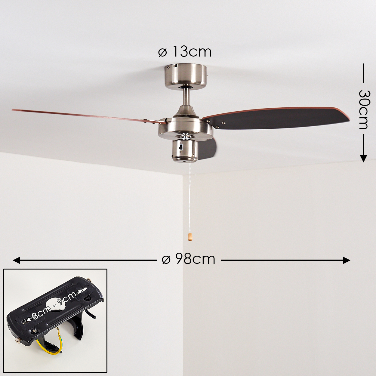 Deckenventilator mit drei Blättern. Der Ventilator ist silberfarben mit schwarzen Blättern und braunen Kanten. Maße sind angezeigt.