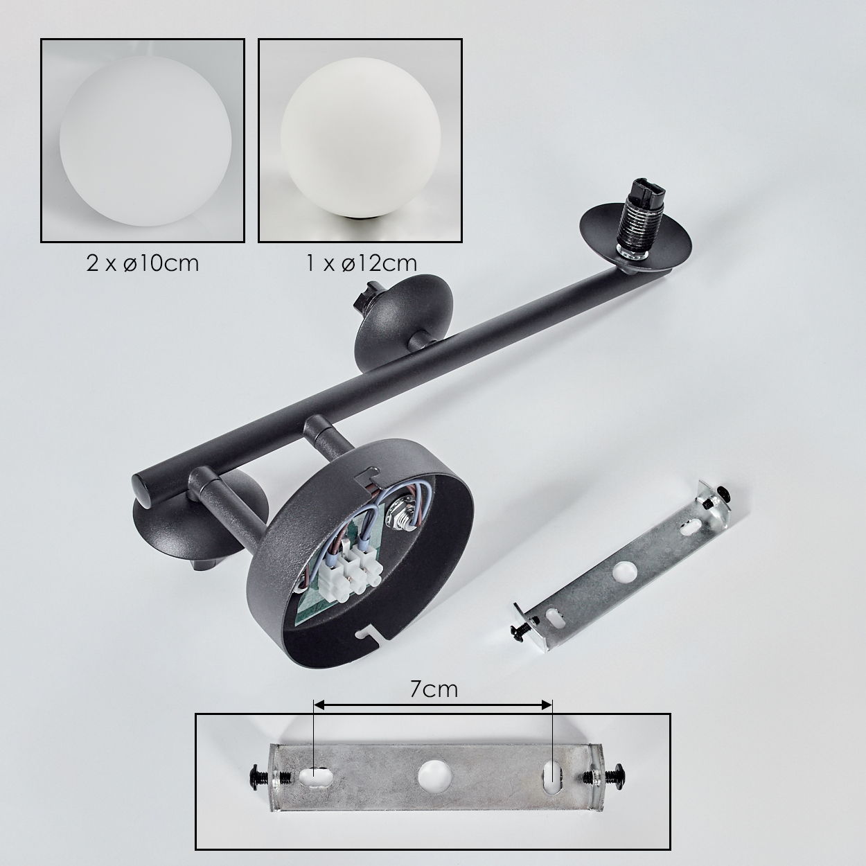 Zerlegte schwarze Deckenlampe mit Kugeln, Halterung und elektrischen Komponenten, vor weißem Hintergrund. Abmessungen sind enthalten.