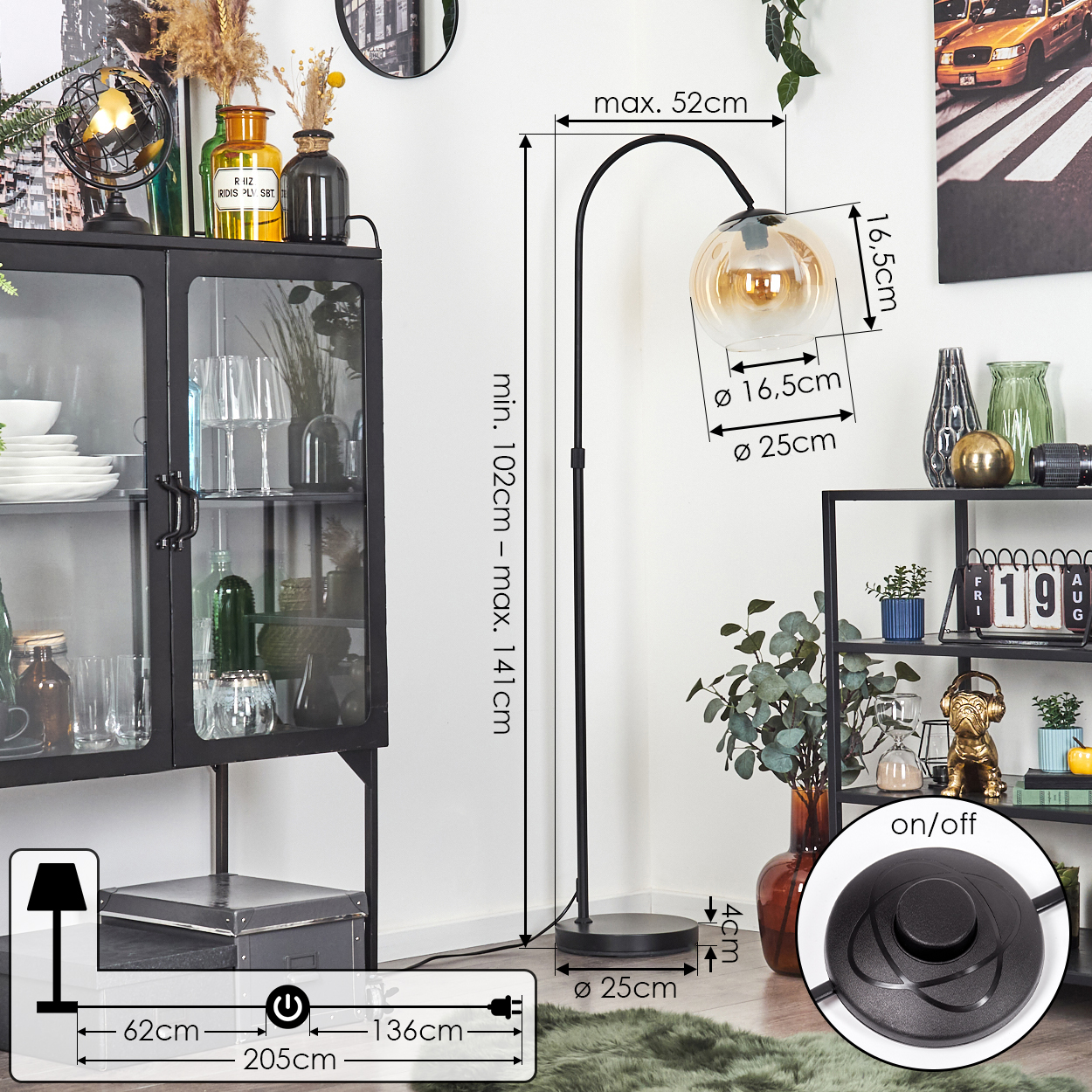 Eine schwarze Stehlampe mit bernsteinfarbenem Glasschirm. Sie steht in einem Raum mit Möbeln und Dekorationen, darunter ein schwarzer Schrank.