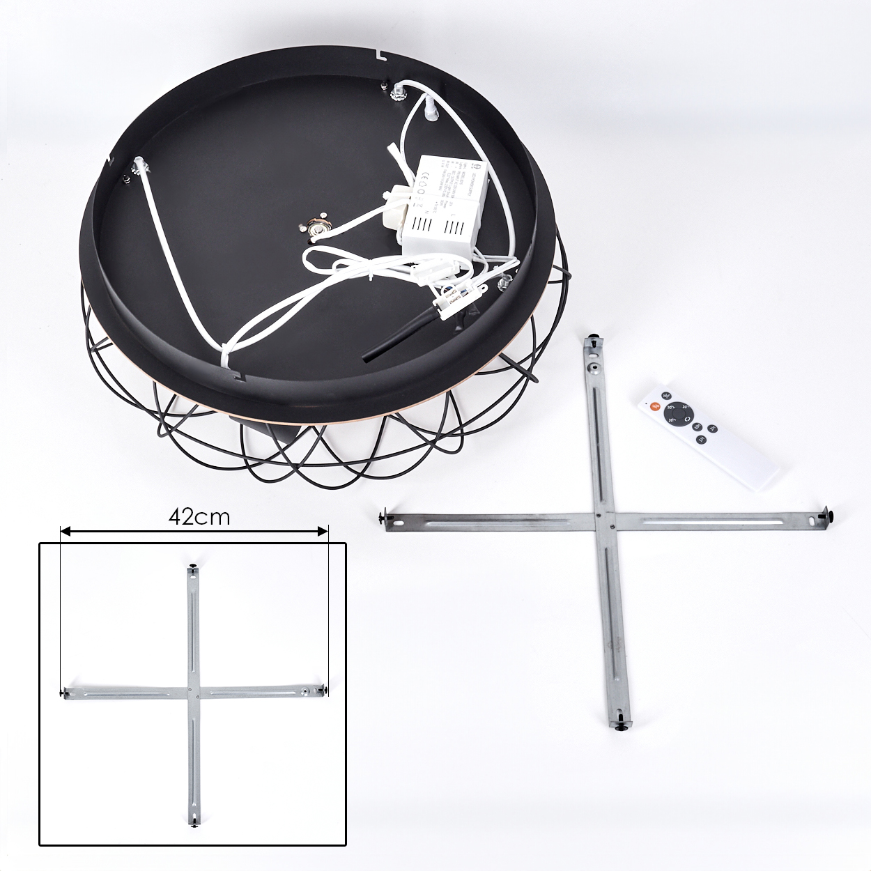 Draufsicht auf eine zerlegte schwarze Deckenlampe. Enthält Lampenkörper, Montagematerial, Fernbedienung und ein 42-cm-Maß.