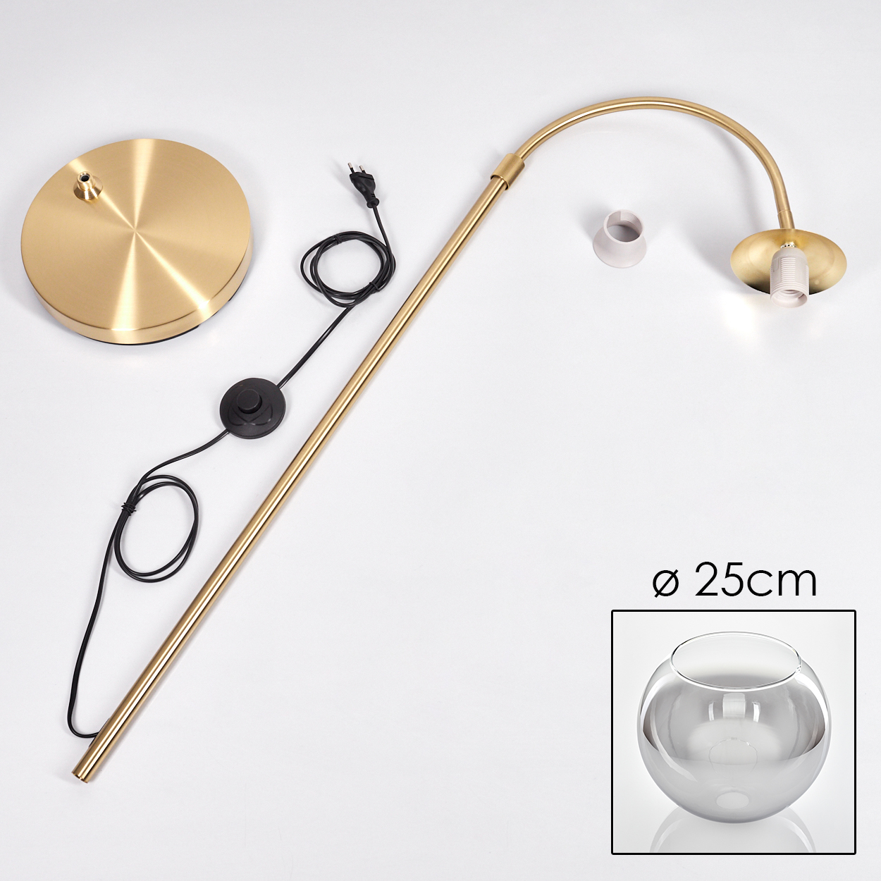 Eine zerlegte goldene Stehlampe mit schwarzem Draht, Schalter und einer kleinen Glasschale auf weißem Untergrund.