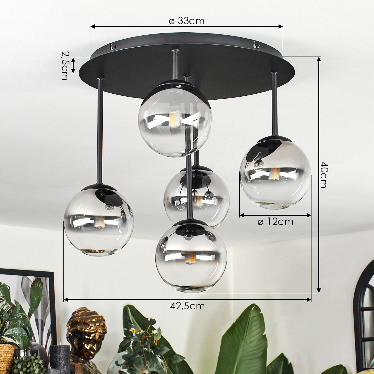 Eine moderne schwarze Deckenlampe mit fünf Glaskugel-Schirmen. Abmessungen und Maße sind im Bild angegeben.